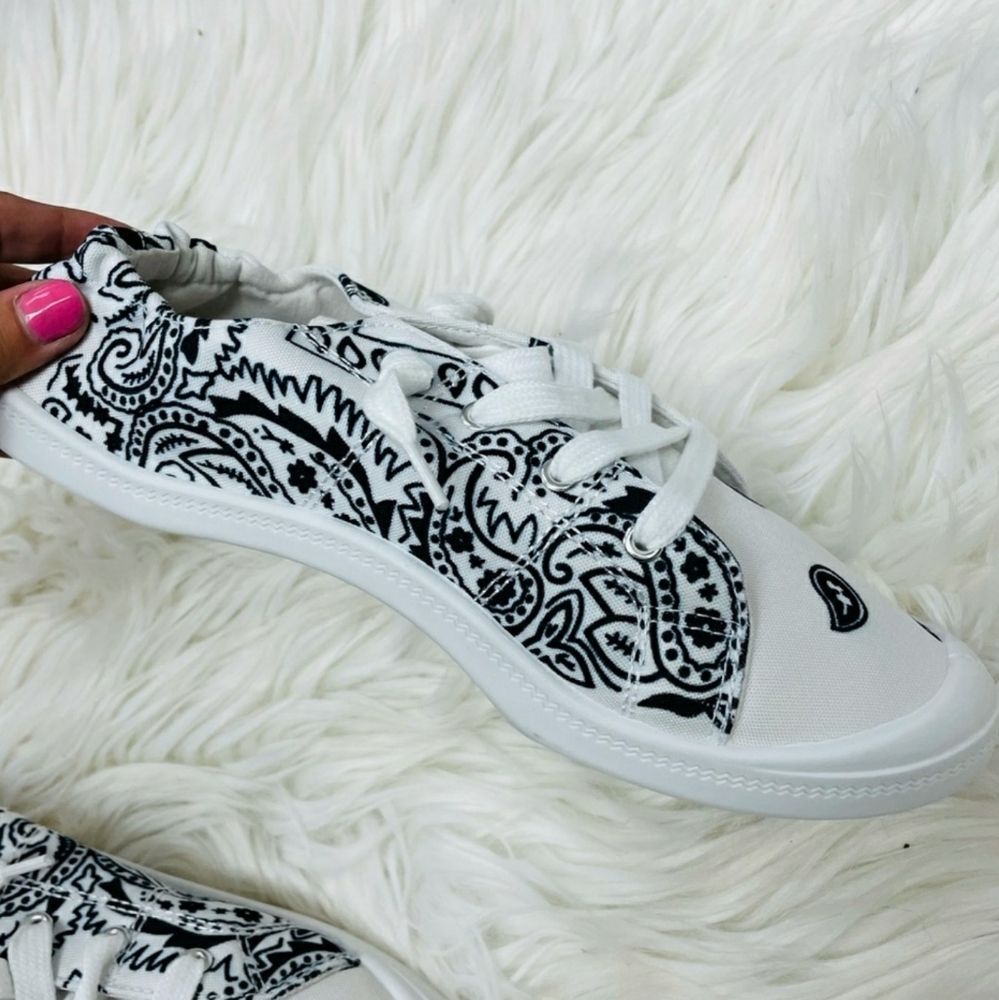 ‼️CLEARANCE PRICE FIRM‼️White Bandana Sneakers🖤🤍 - Picture 9 of 9